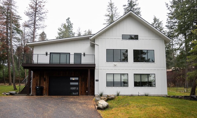 Lakeside House | Blacktail Mountain Home w/ Lakeview. Walk to town!