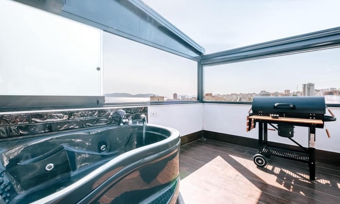 Kartal Apartment | Sea View Flat w Terrace, Jacuzzi Near Kartal Coast
