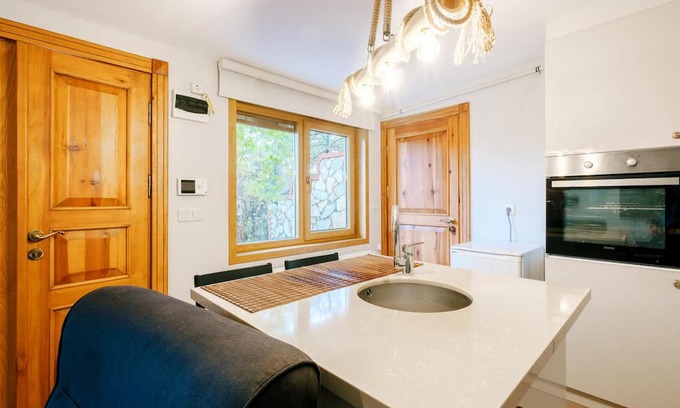 Uskudar Villa | House with Garden and Bosphorus View in Kuzguncuk