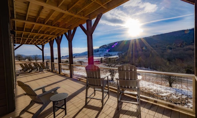 Banner Elk House | NEW! Sleeps 10, Hot Tub, Grandfather Mountain views, minutes to ski resorts!