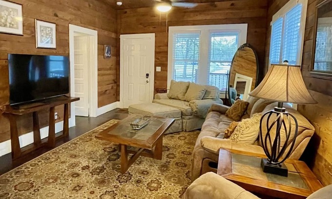 Lafayette Cottage | Spacious Waterfront Cottage + 2.5 Acres on the Bayou! In the 💛 of Lafayette