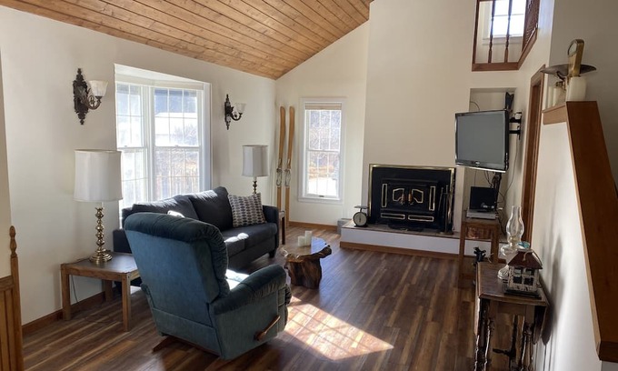Georgetown Ski Chalet | Updated Victorian well situated to all Clear Creek/Summit County have to offer!