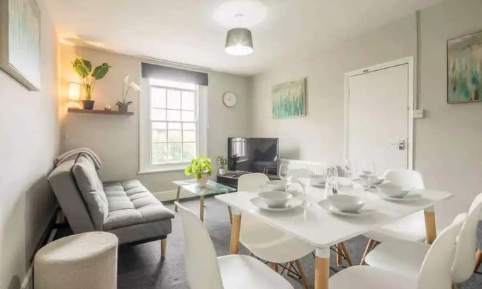 Cambridge Apartment | Cambridge 3 bedroom flat with private parking