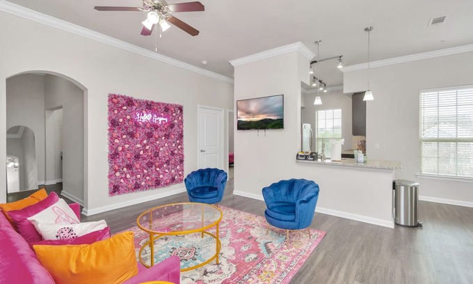 George Bush Park/Eldridge Apartment | Glamorous Giddy-Up Getaway: Minutes to Downtown Houston. High quality amenities.