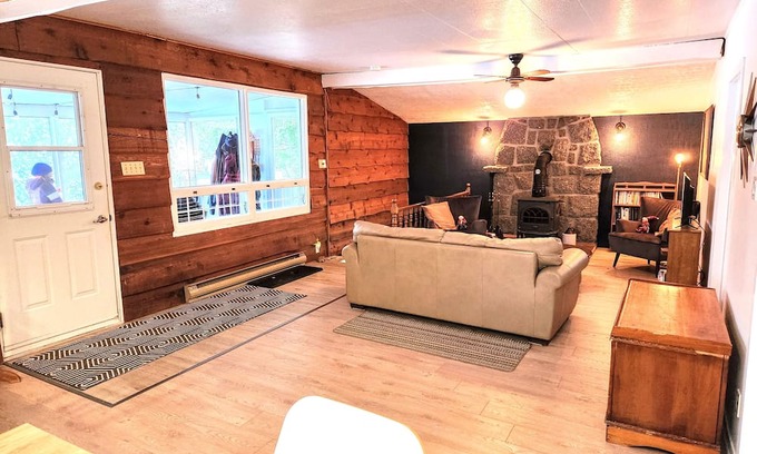 Riviere-a-Pierre Ski Chalet | Chalet du cap Accès Privé Avec Quai au Lac. Animaux de Compagnie Acceptés