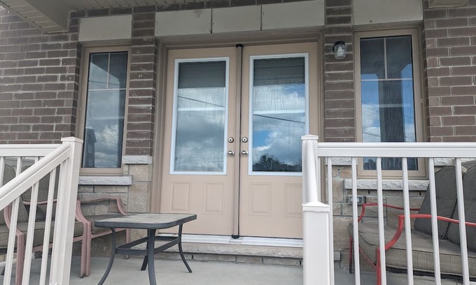 Bowmanville House | Cozy ensuite w/seperate entrance & balcony, 1 minute to grocery and Rotary Park