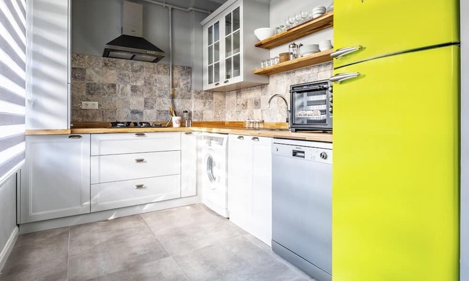 Bostanci Apartment | Vibrant Flat next to Bostanci Marmaray Station