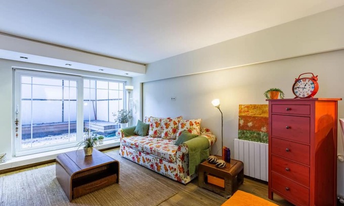 Besiktas Apartment | Stylish Flat with Backyard near Malls in Besiktas