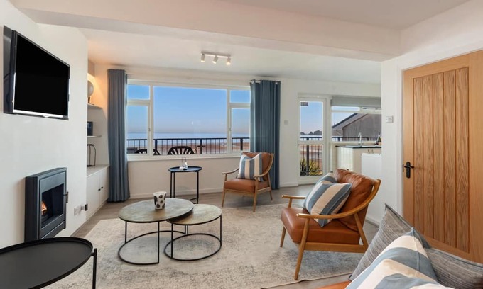 Saundersfoot Apartment | Sea View Apartment - Sea Front Apartment with Views