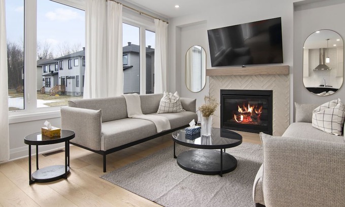 Ottawa Division Villa | Stylish Family Villa in Luxury Neighbourhood, Downtown - Airport - River.