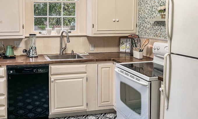 Portsmouth Apartment | Historic cottage with stove fireplace near hospital, casino, and party venue.