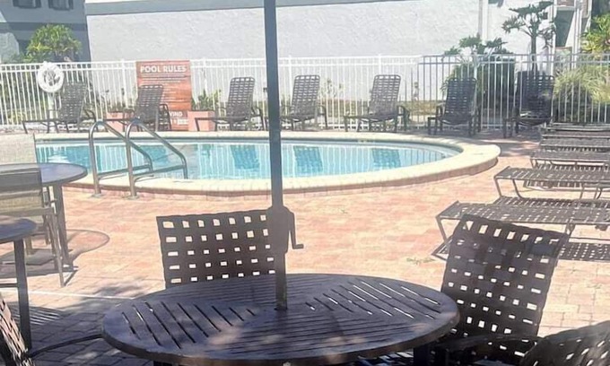 St. Petersburg - Clearwater Apartment | 2 Bedroom 724478 by Houzlet