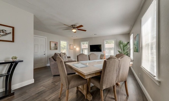 Oak Cliff House | Charming Home Perfect for Business /Leisure Travel