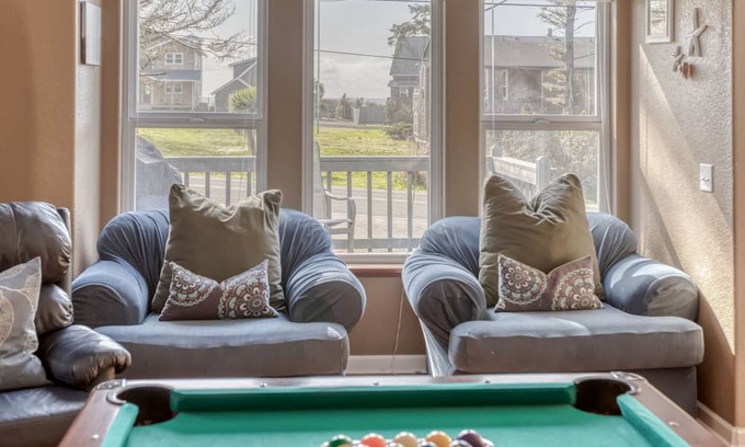 Downtown Cannon Beach House | Near the Beach with TVs, Foosball, Ping-Pong and Pool Tables!