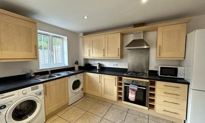 Newcastle-Under-Lyme House | Chervil House: Stoke's Spacious 5-Bed Gem, Book for a Splendid Stay!