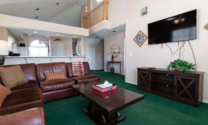 Branson Condo | 3 Bedrooms w/ Loft ~ Golf Course View ~ Sunroom ~ Near THE STRIP! (FW2-5)