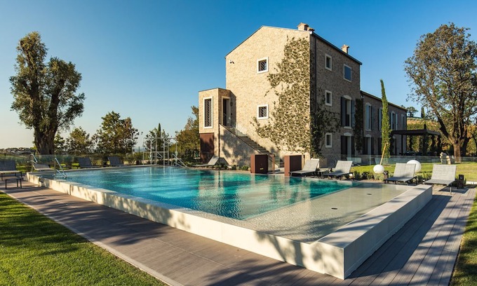 Castel San Pietro Terme Villa | Luxus Villa mit Privatem Pool. Maximal 12 Personen