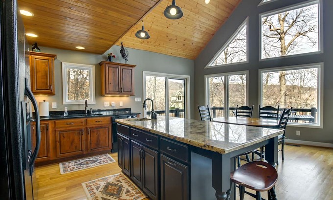 Pedlars Edge House | Wintergreen Resort Home: Close to Slopes & Trails