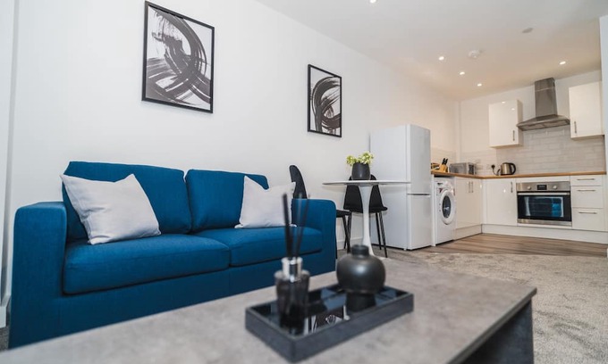 Wakefield Apartment | Thornhill House Modern City Center Apartment