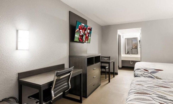 Alexandria House | Affordable Stay: Close to Alexandria Museum of Art, Free Parking, Pets Allowed!