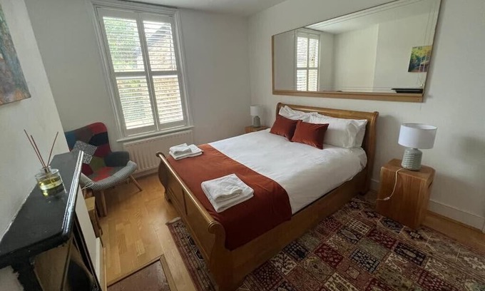 Thurlow Park House | The Lily Room in Grand Tulse Hill Villa