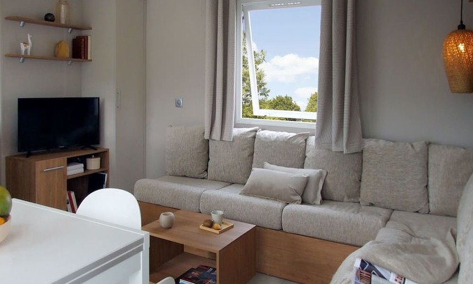 Gastes House | Holiday Home '3 Chambres + 2 Chambres VIP' with Shared Pool, Private Terrace and Air Conditioning