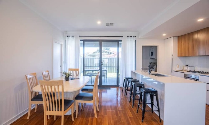 Blair Athol House | Contemporary Family Home 15 Mins from City and Beach