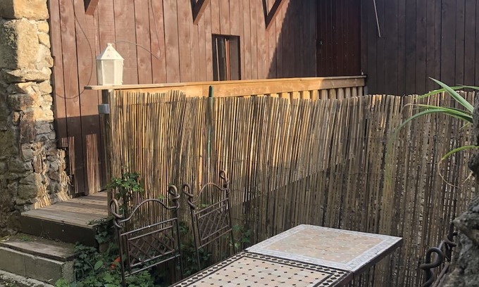 Chirols Apartment | Gîte la Châtaigne Perchée : Nature et Piscine à Débordement