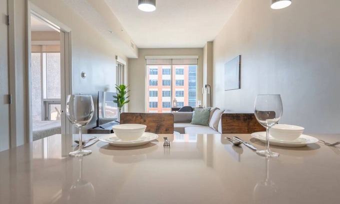 Victoria Park Condo | 5min->Saddledome:Free Parking:Balcony:Smart TV