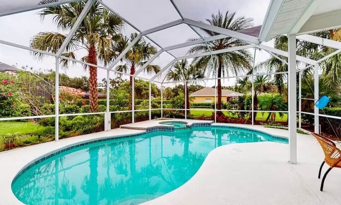 River Hills Masters Apartment | 4 Bedroom 710282 by Houzlet