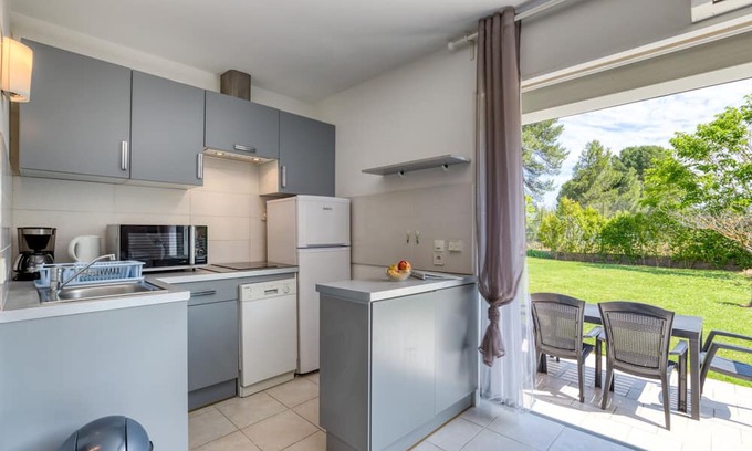 Villetelle Apartment | Studio Apartment "Gîte Maisonnette" with Shared Heated Pool & Wi-Fi