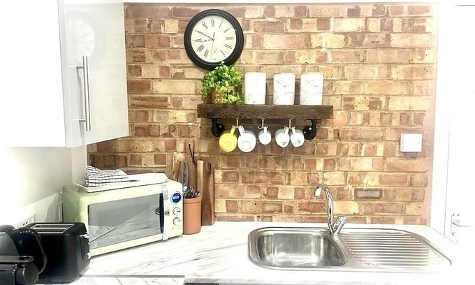 Luton Apartment | Nice and Cosy Large Studio Near Luton Airport