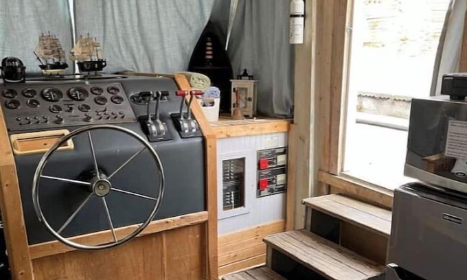 Gulf Breeze Boat Rental | Delightful 1-bedroom houseboat with free parking.