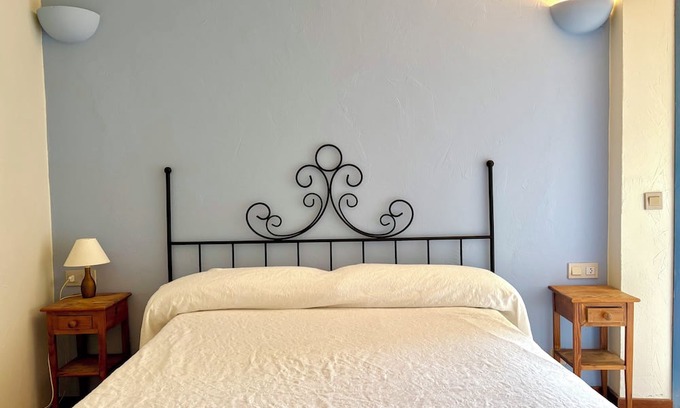 Ullastret Apartment | HOTEL EL FORT DúLLASTRET. Apartment 3: Two bedrooms with terrace.