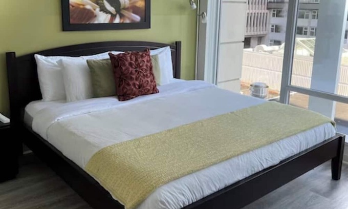 Downtown Victoria Condo | The FALLS 2-bedroom 2 bath condo in downtown Victoria next to the Empress Hotel
