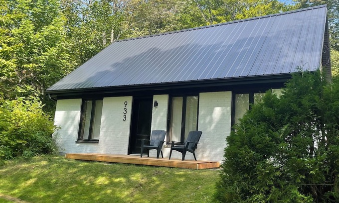 Saint-Pierre-de-l'lle-d'Orleans Ski Chalet | Renovated country home on Île d'Orléans/La Maison Blanche