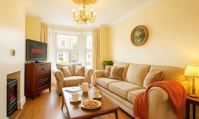 West Bridgford House | Pass the Keys | Modern Home near Trent Bridge|Notts County FC