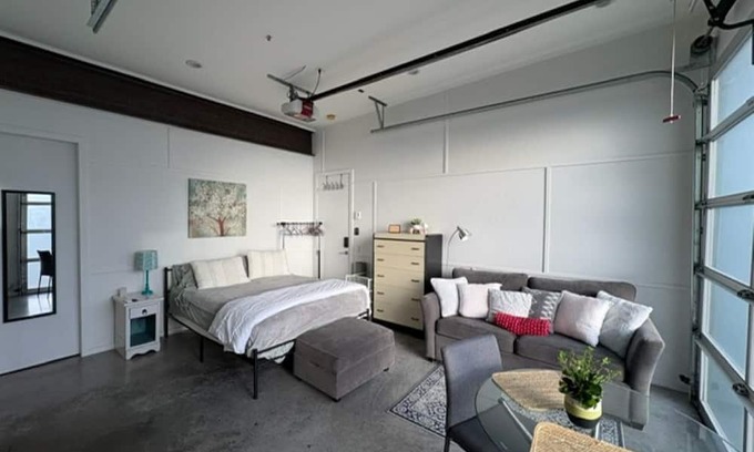 Saanich West Apartment | Burnside Getaway
