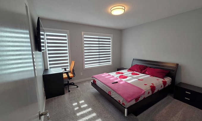 Southwest Edmonton House | Master Bedroom with Ensuite Bathroom close to Edmonton Airport!