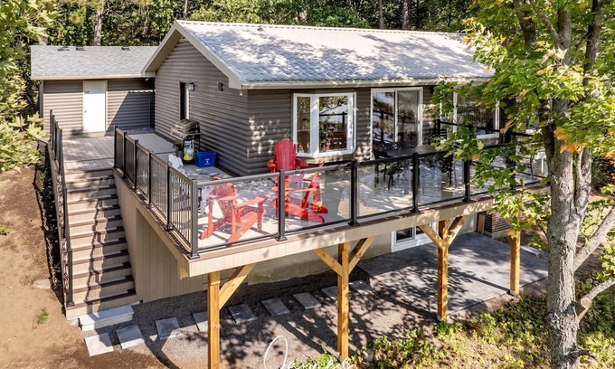 Muskoka Lakes Villa | 4 bed 3 bath cottage on Lake Muskoka