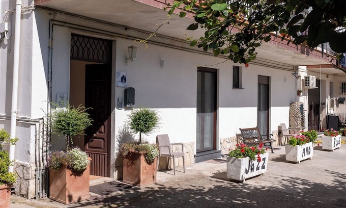 Bomerano Apartment | Jazz and blues house (near the pat of gods)