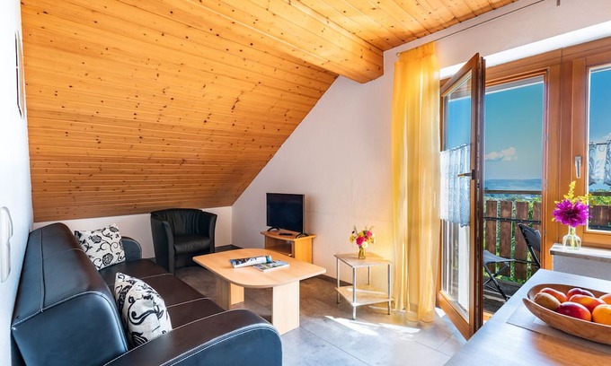 Owingen Apartment | Apartment '1' with Mountain View, Shared Garden and Wi-Fi