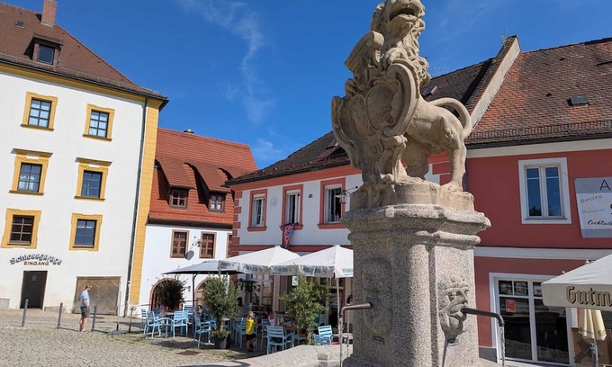 Sulzbach-Rosenberg Apartment | Living by the Löwenbrunnen