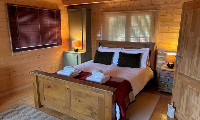 Waterlooville Cabin | Rustic Log Cabin Hideaway – Romantic Couples’ Retreat in South Downs