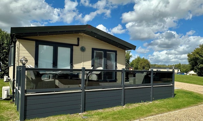 Yaxham Cabin | Beautiful lakeside Lodge in tranquil setting