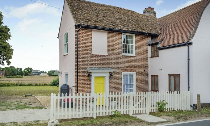 Frinton-on-Sea Cottage | Pretty cottage with lovely views over open countryside close to the coast.