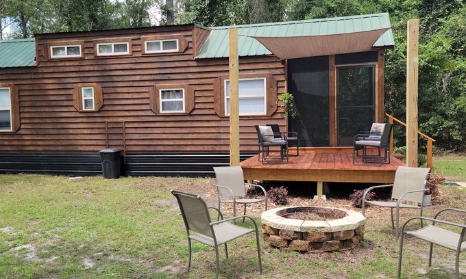 Jasper Cabin | 1 bedrm tiny house with sleeping loft, big yard, fire pit and screened in porch!