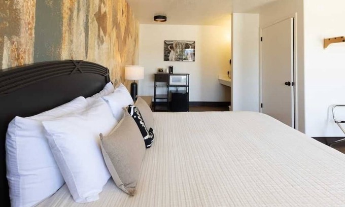 Panguitch Hotel | The Golden Spur Hotel - Double Bed - Western Theme
