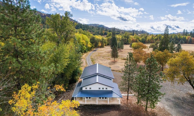 Shady Cove Cottage | River Bend Cottage 1-bedroom Barndominium with Wildlife Abounding