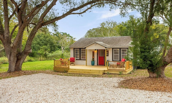 Palm Harbor Cottage | Enchanting cottage with AC in Palm Harbor - 2 bedrooms, 1 bathroom & hot tub